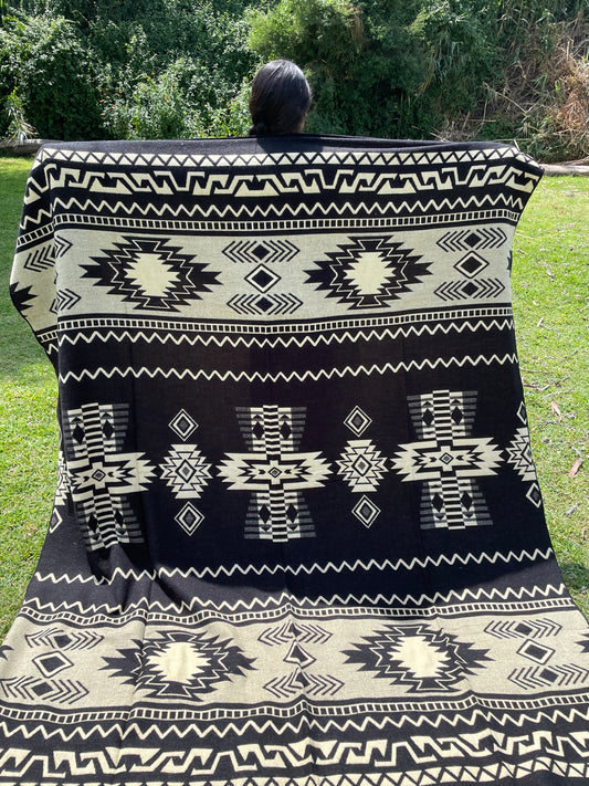 Alpaca Blanket with indigenous patterns - black/white