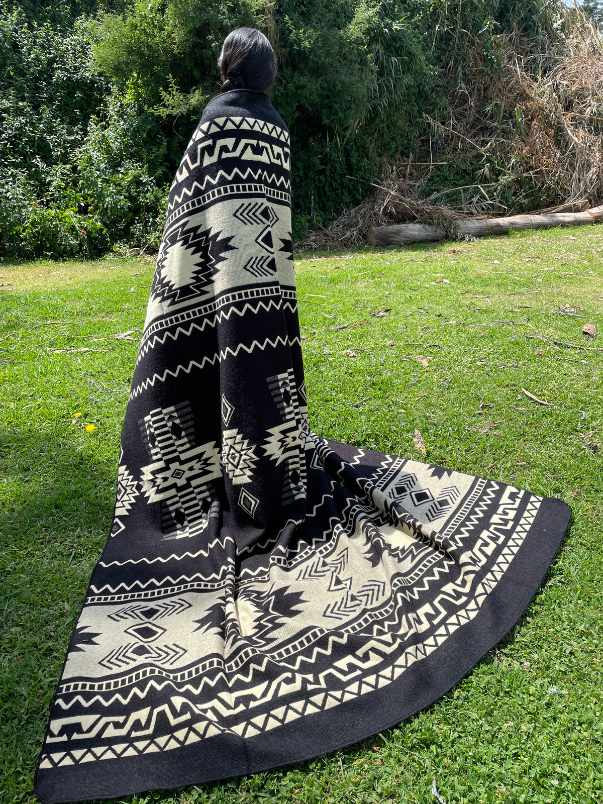 Alpaca Blanket with indigenous patterns - black/white