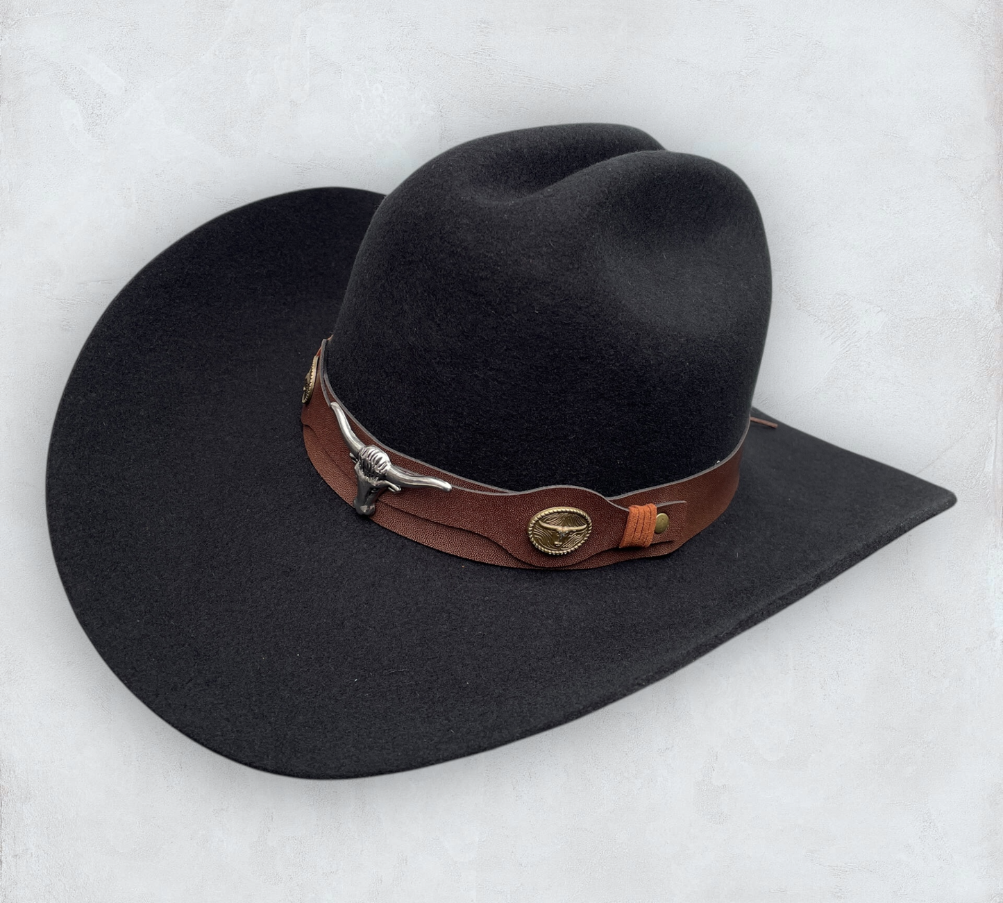 Black cowboy hat made of high-quality felt with leather band and metal bull head
