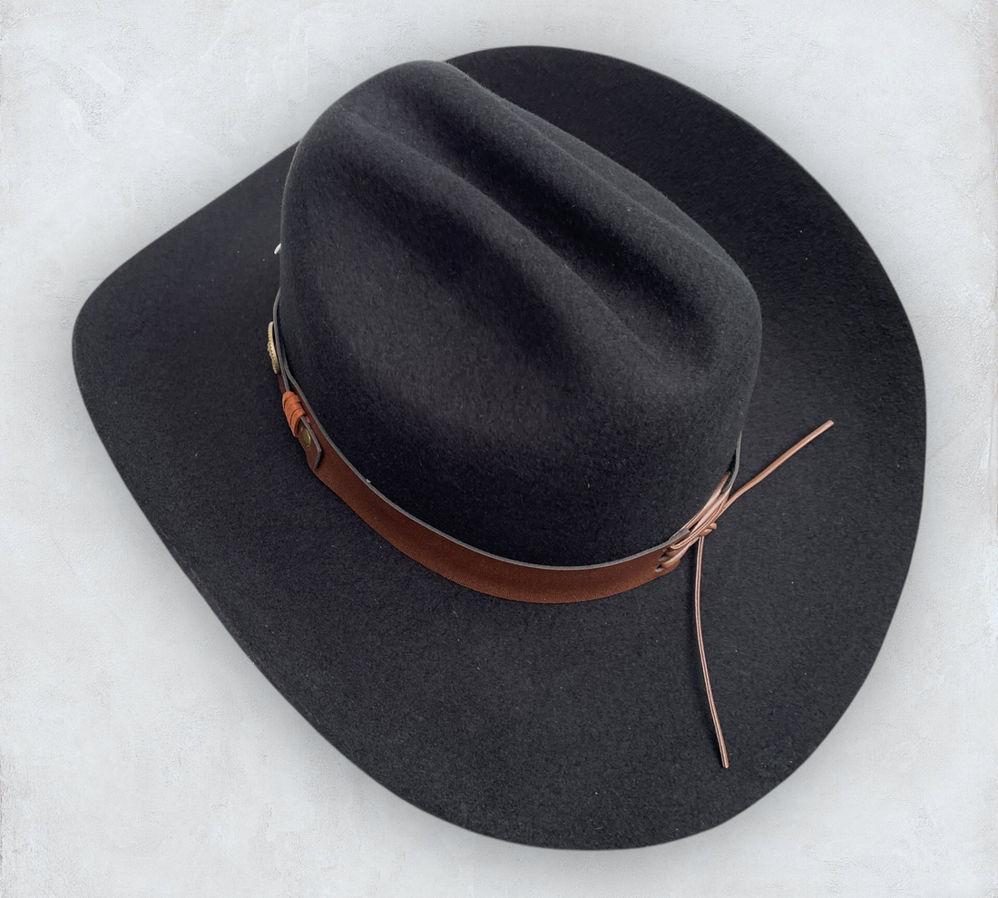 Black cowboy hat made of high-quality felt with leather band and metal bull head
