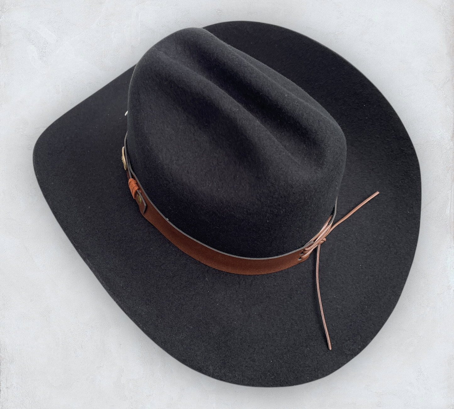 Black cowboy hat made of high-quality felt with leather band and metal bull head