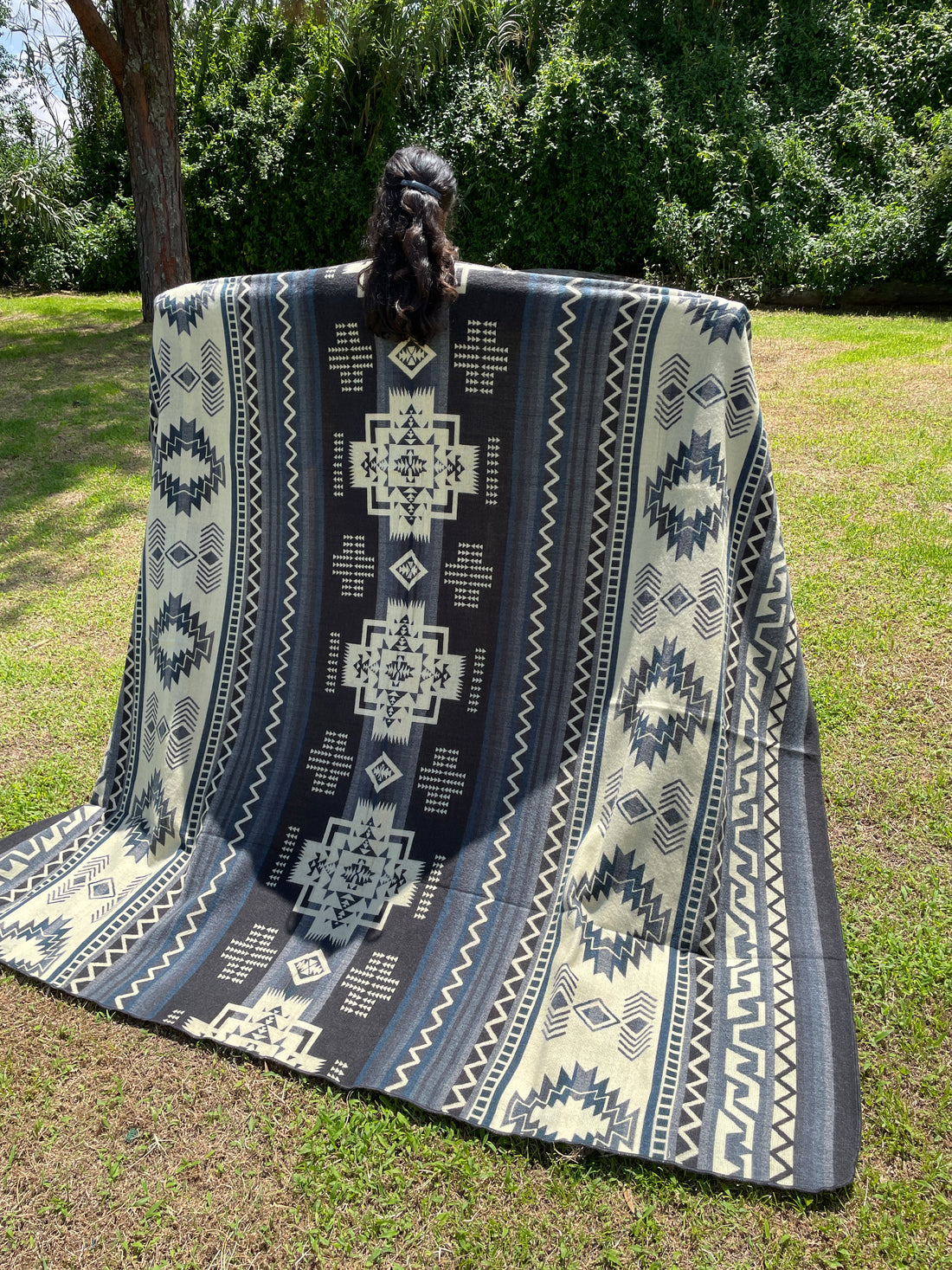 Alpaca Wool Blanket in color blue and white in King size with a geometric Navajo pattern