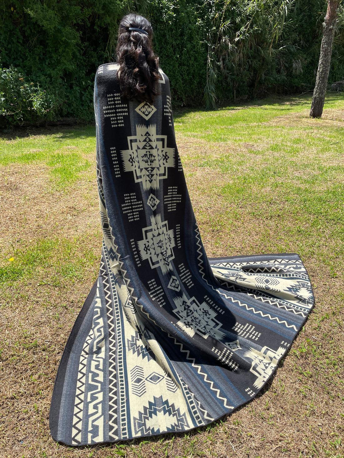 Alpaca Wool Blanket in color blue and white in King size with a geometric Navajo pattern