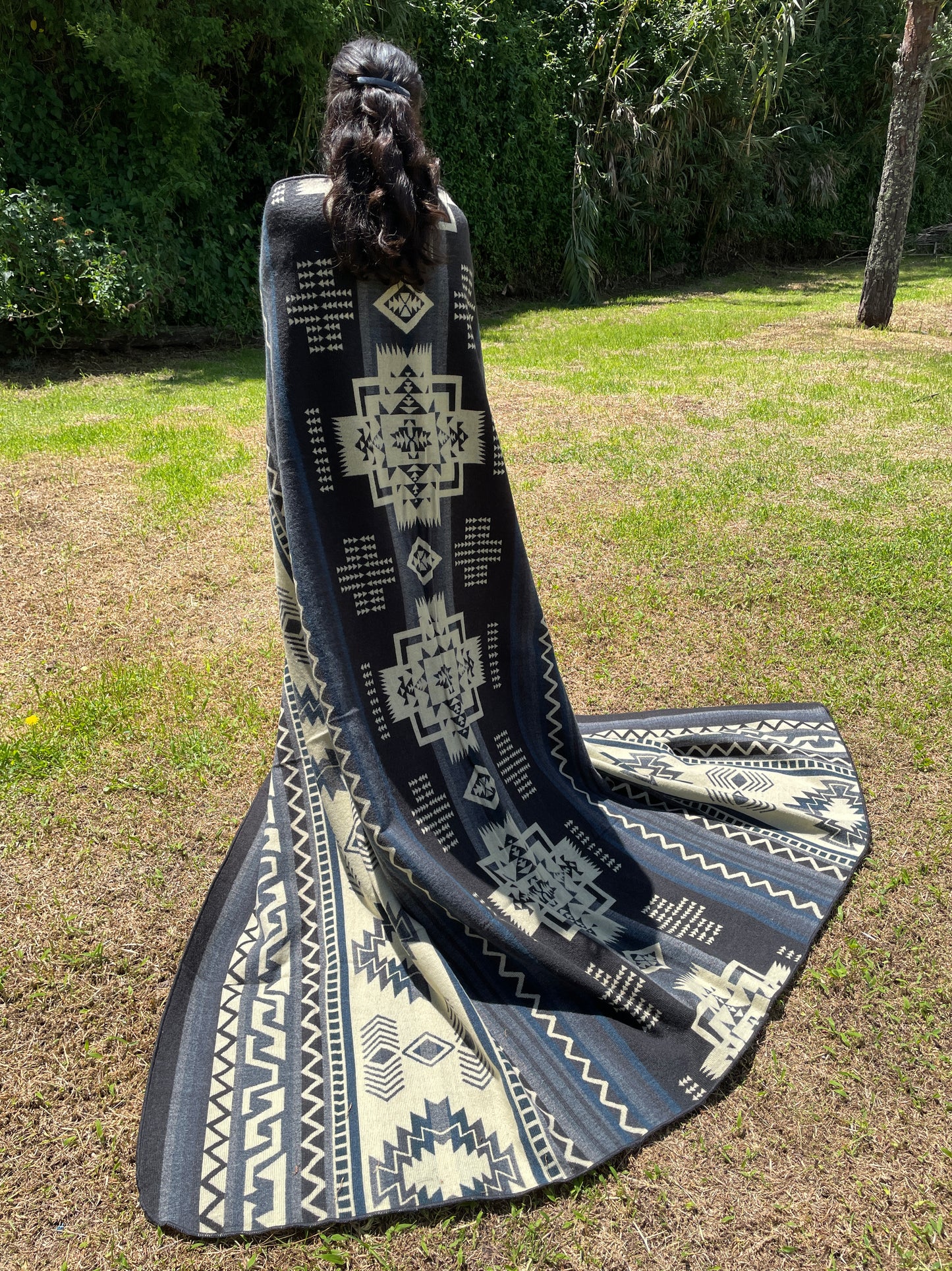 Alpaca Wool Blanket in color blue and white in King size with a geometric Navajo pattern