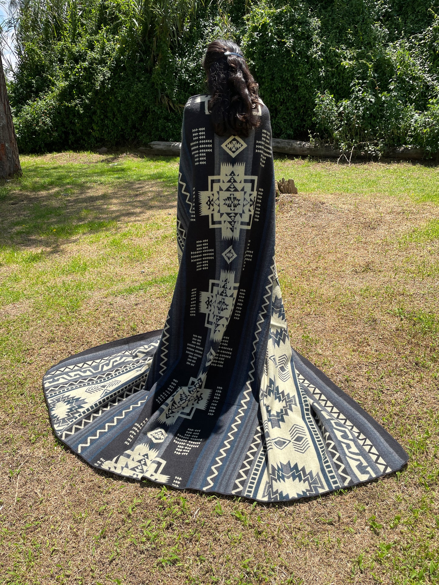 Alpaca Wool Blanket in color blue and white in King size with a geometric Navajo pattern