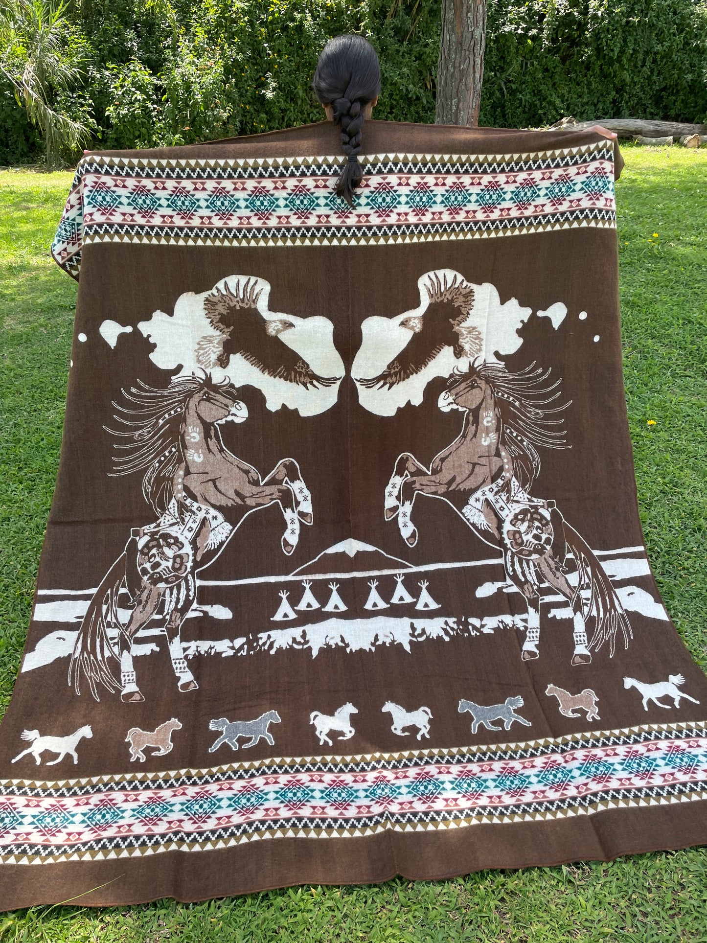 Alpaca Wool Blanket in color brown in King size with a geometric Navajo pattern - Horses and Eagles