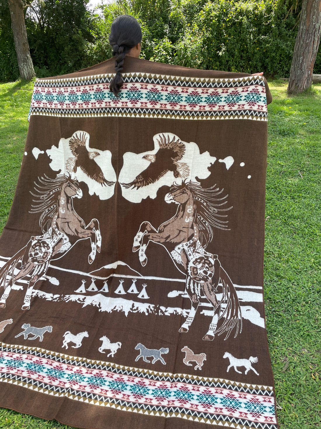 Alpaca Wool Blanket in color brown in King size with a geometric Navajo pattern - Horses and Eagles