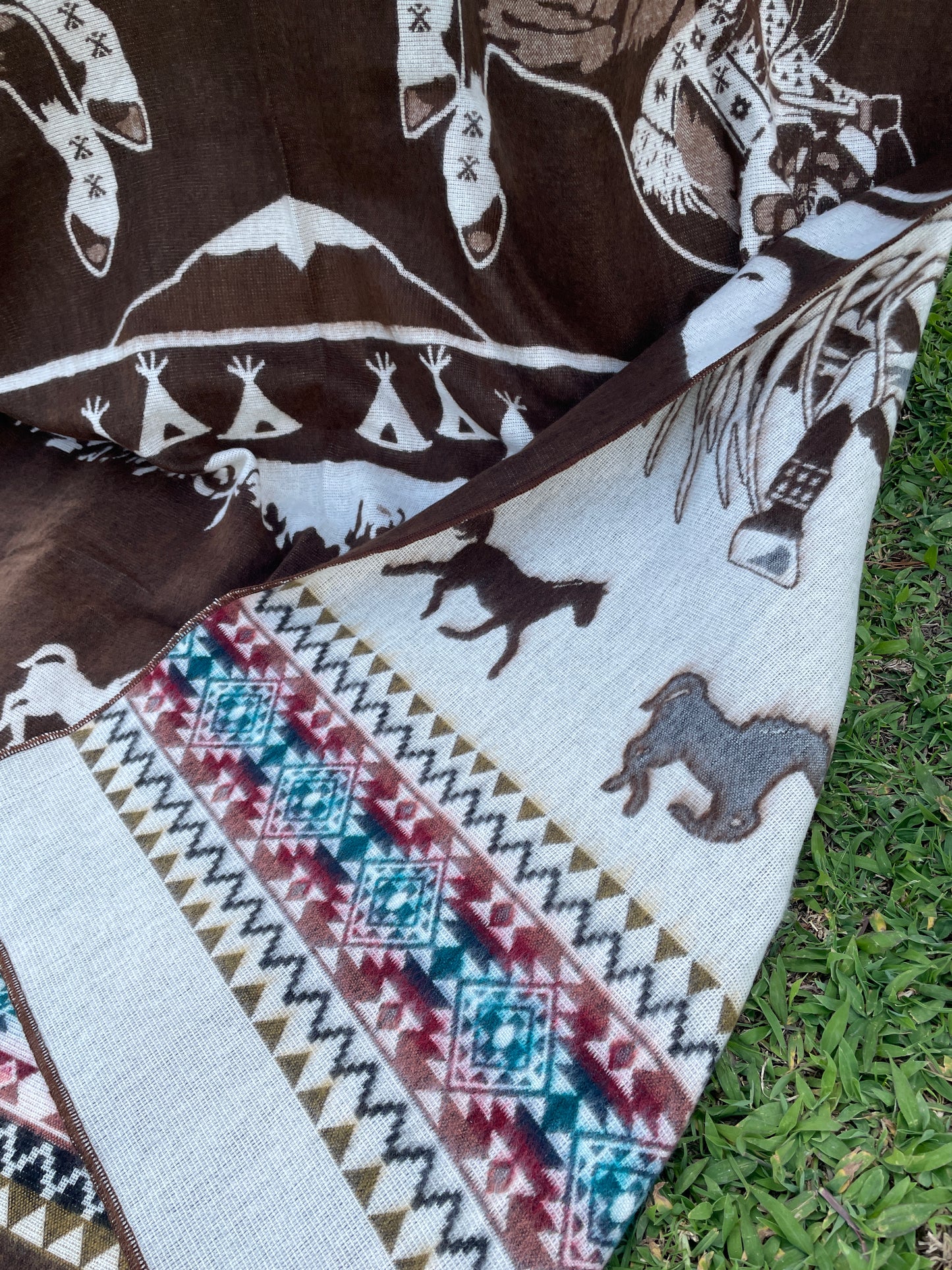 Alpaca Wool Blanket in color brown in King size with a geometric Navajo pattern - Horses and Eagles