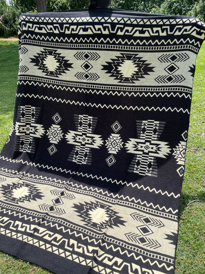 Alpaca Blanket with indigenous patterns - black/white