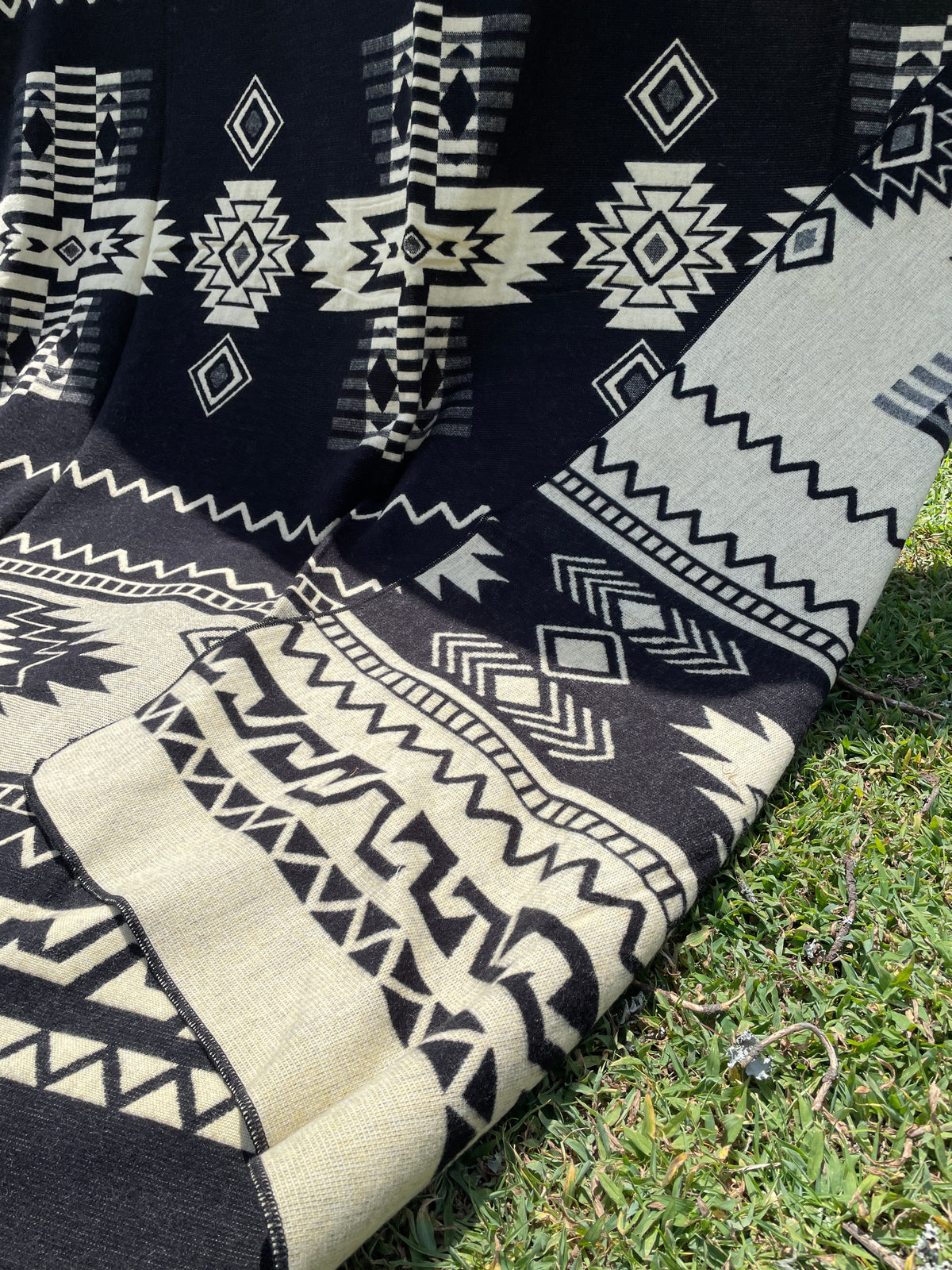 Alpaca Blanket with indigenous patterns - black/white