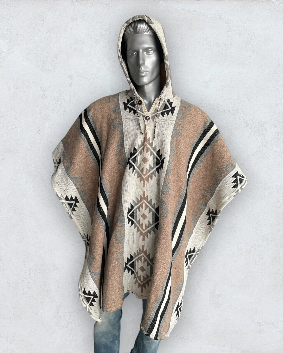 Very thick handmade poncho with hood made of alpaca wool with a geometric design of the Navajo Indians, soft and comfortable in the color beige and white stripes with an Indian design, reversible and unisex