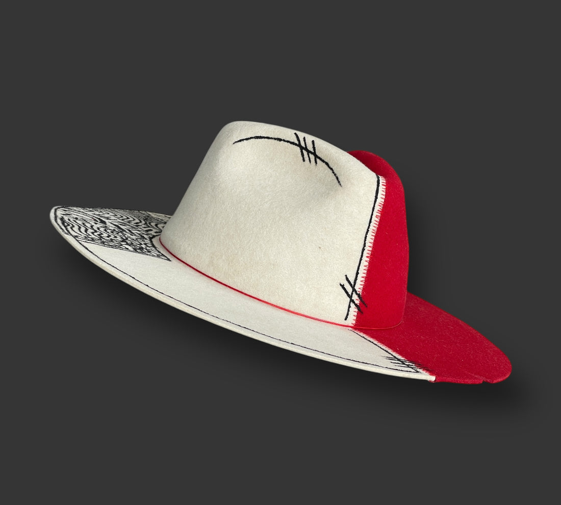 Red and white felt skin with black patterns in the Havana model made in the Andes of Ecuador