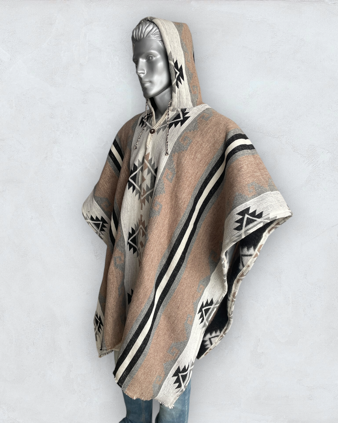 Very thick handmade poncho with hood made of alpaca wool with a geometric design of the Navajo Indians, soft and comfortable in the color beige and white stripes with an Indian design, reversible and unisex