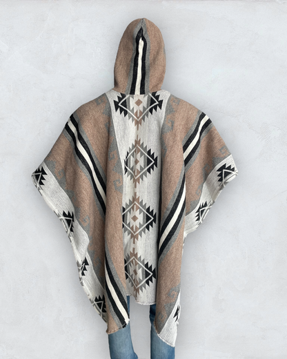 Very thick handmade poncho with hood made of alpaca wool with a geometric design of the Navajo Indians, soft and comfortable in the color beige and white stripes with an Indian design, reversible and unisex