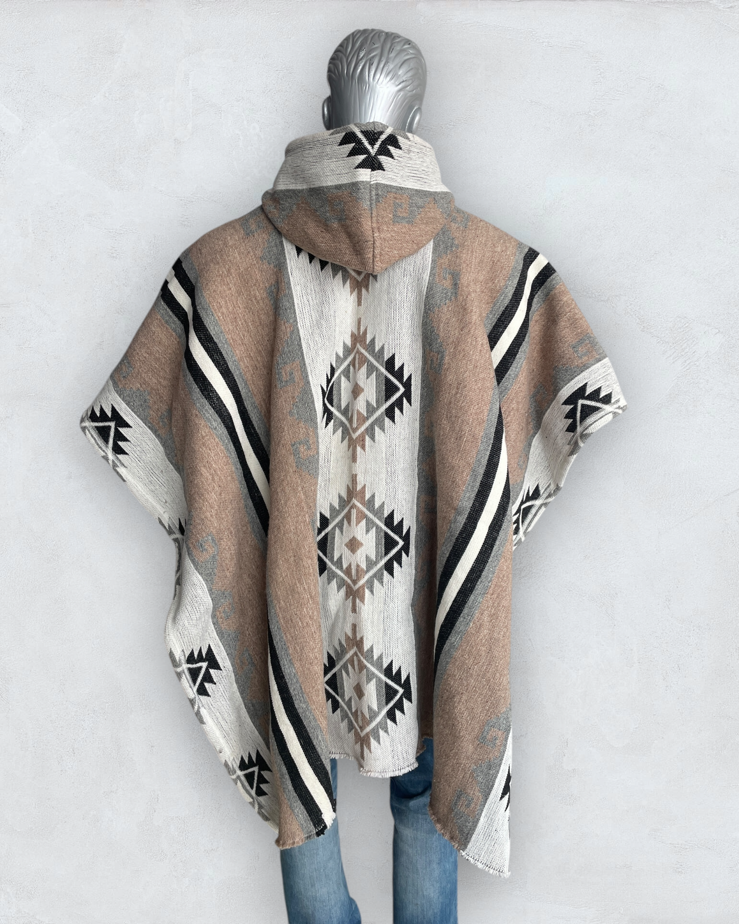 Very thick handmade poncho with hood made of alpaca wool with a geometric design of the Navajo Indians, soft and comfortable in the color beige and white stripes with an Indian design, reversible and unisex