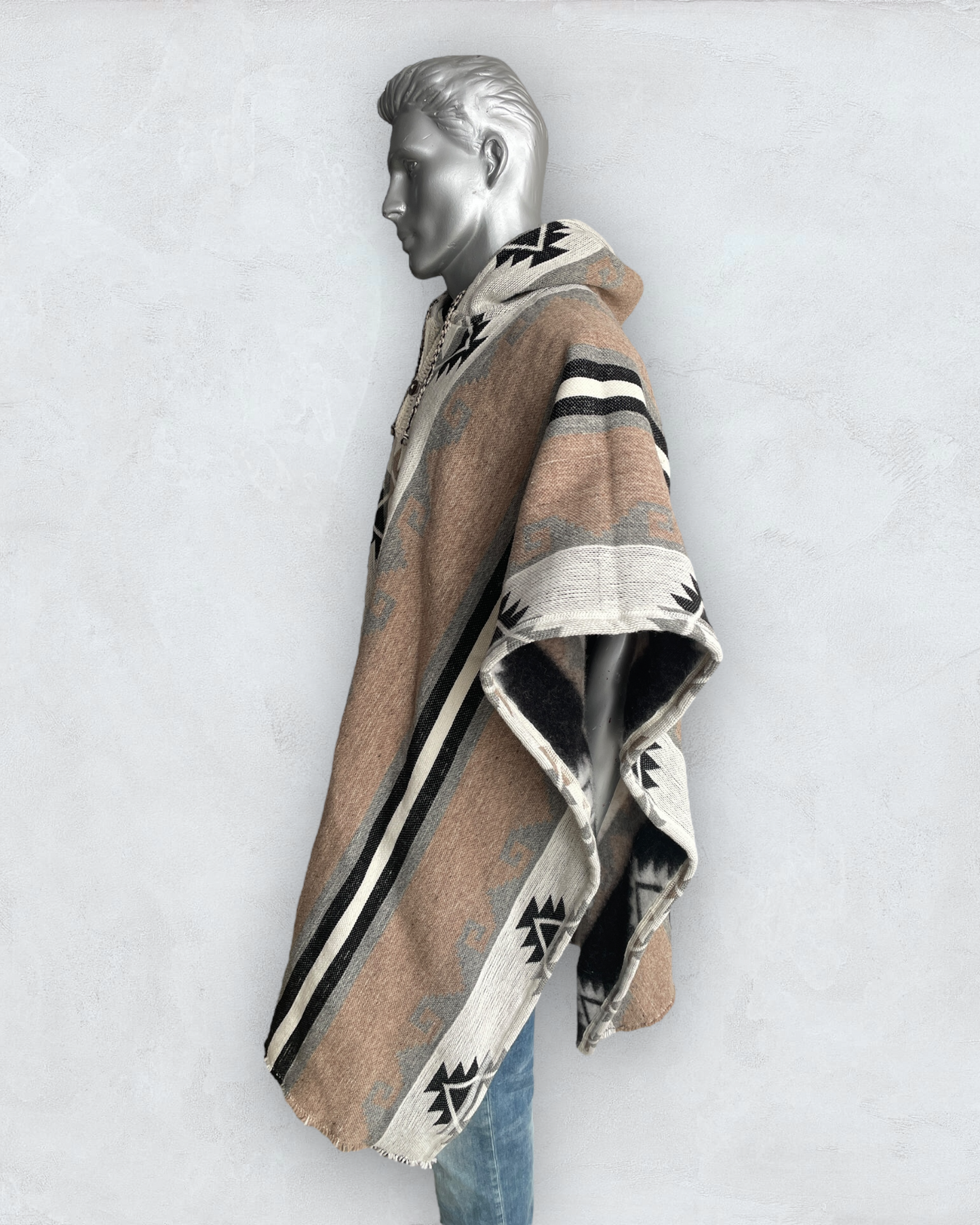 Very thick handmade poncho with hood made of alpaca wool with a geometric design of the Navajo Indians, soft and comfortable in the color beige and white stripes with an Indian design, reversible and unisex