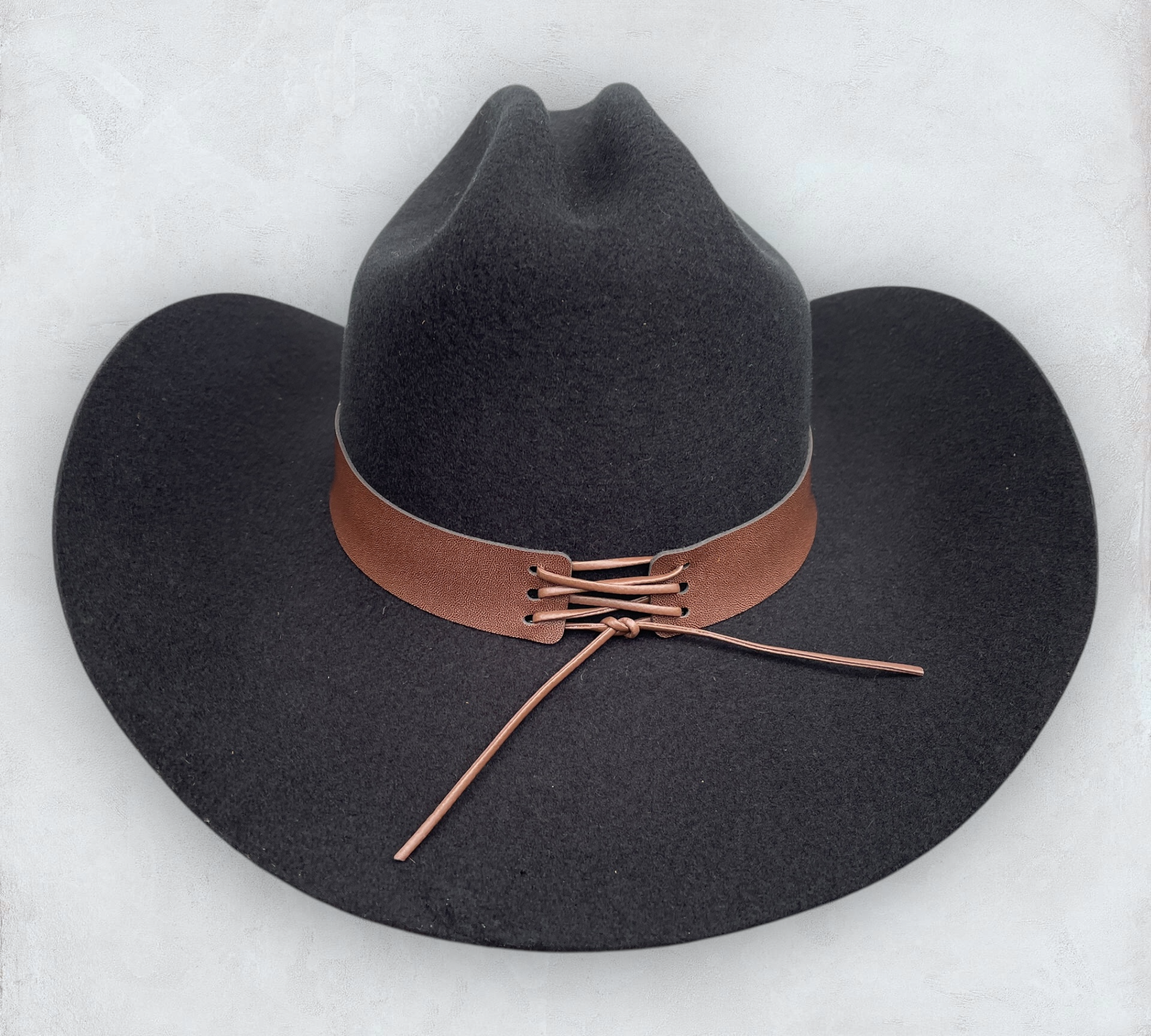 Black cowboy hat made of high-quality felt with leather band and metal bull head