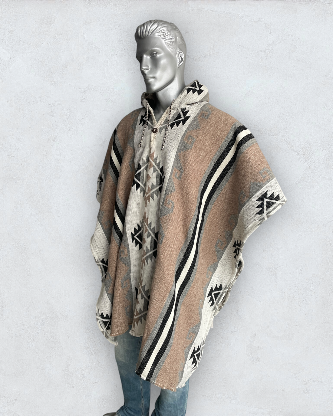 Very thick handmade poncho with hood made of alpaca wool with a geometric design of the Navajo Indians, soft and comfortable in the color beige and white stripes with an Indian design, reversible and unisex