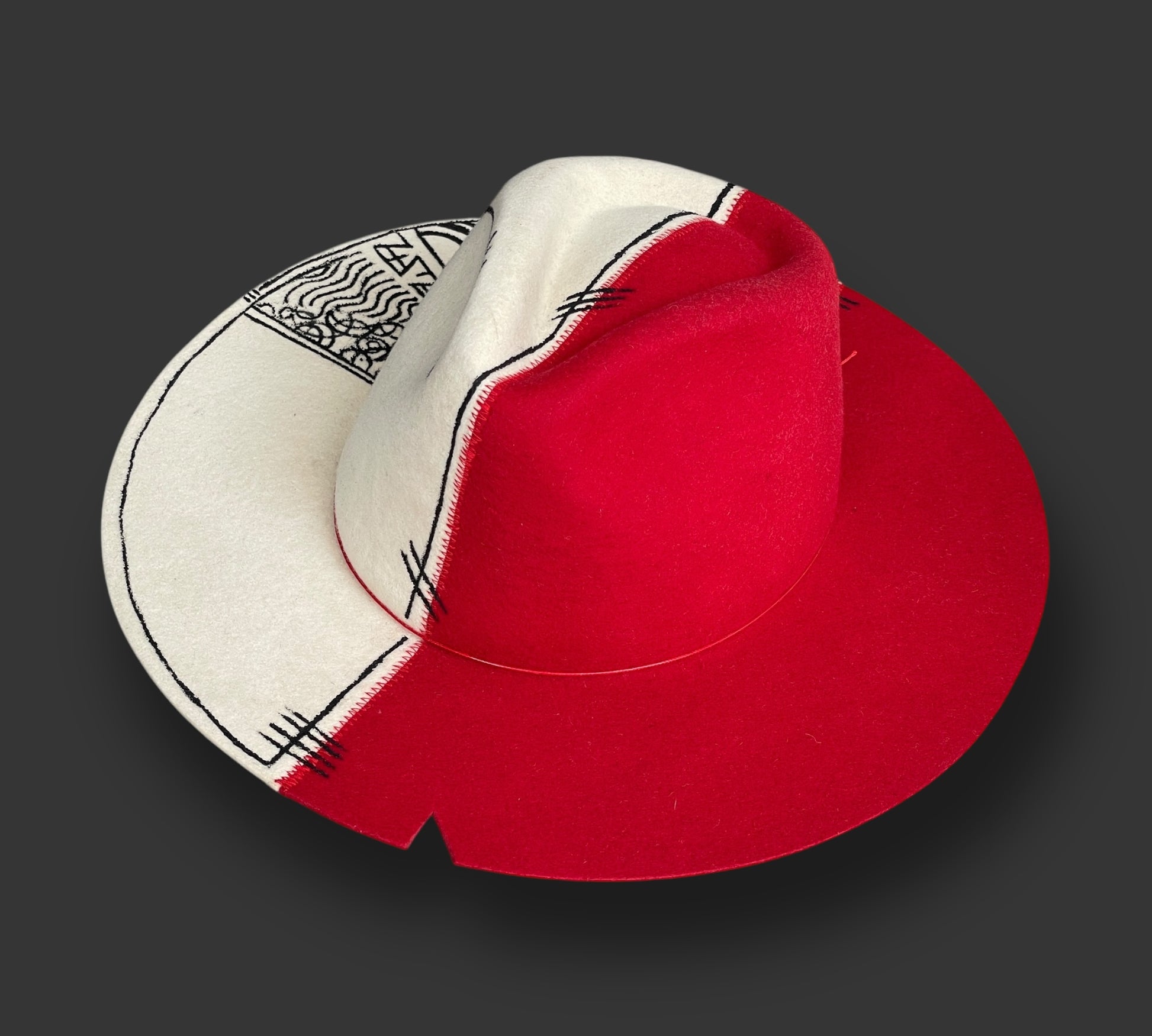Red and white felt skin with black patterns in the Havana model made in the Andes of Ecuador