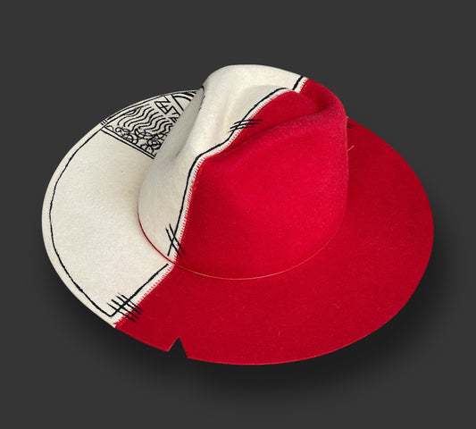 Red and white felt skin with black patterns in the Havana model made in the Andes of Ecuador
