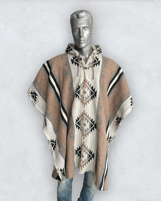 Very thick handmade poncho with hood made of alpaca wool with a geometric design of the Navajo Indians, soft and comfortable in the color beige and white stripes with an Indian design, reversible and unisex