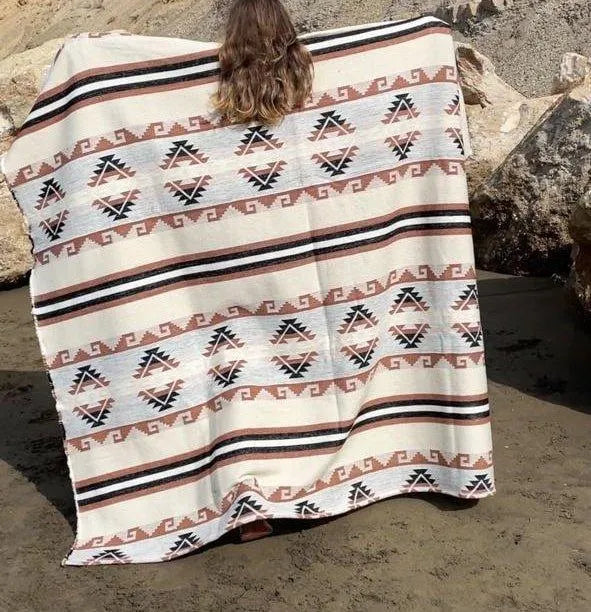 Blanket with indigenous patterns - withe/beige - TomHats