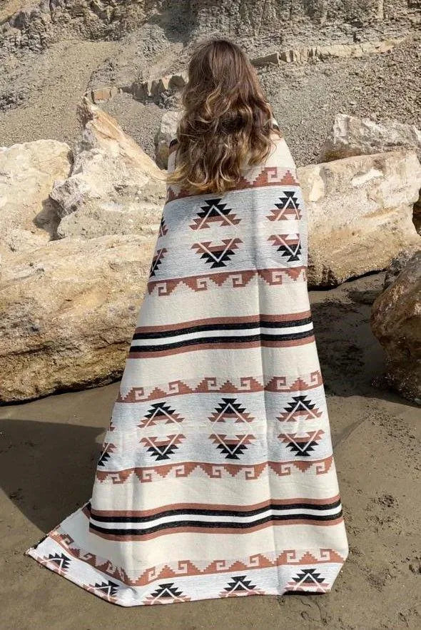 Blanket with indigenous patterns - withe/beige - TomHats