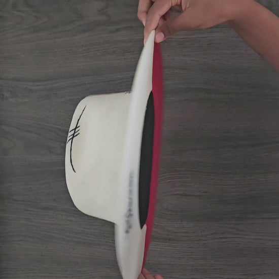 Red and white felt skin with black patterns in the Havana model made in the Andes of Ecuador