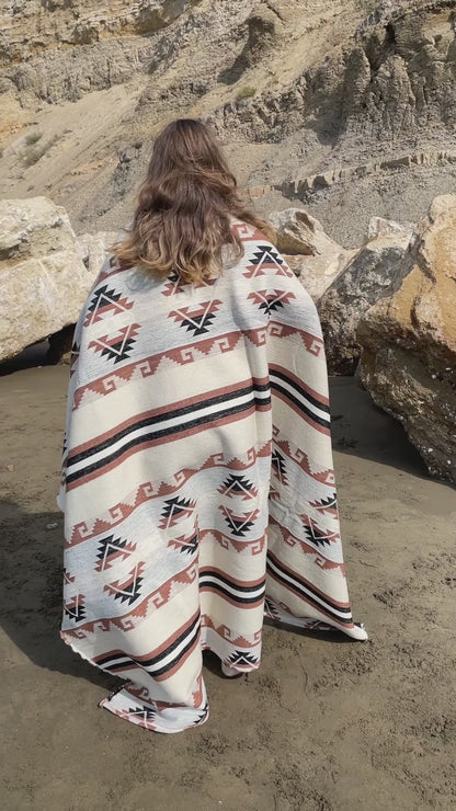 Blanket with indigenous patterns - withe/beige